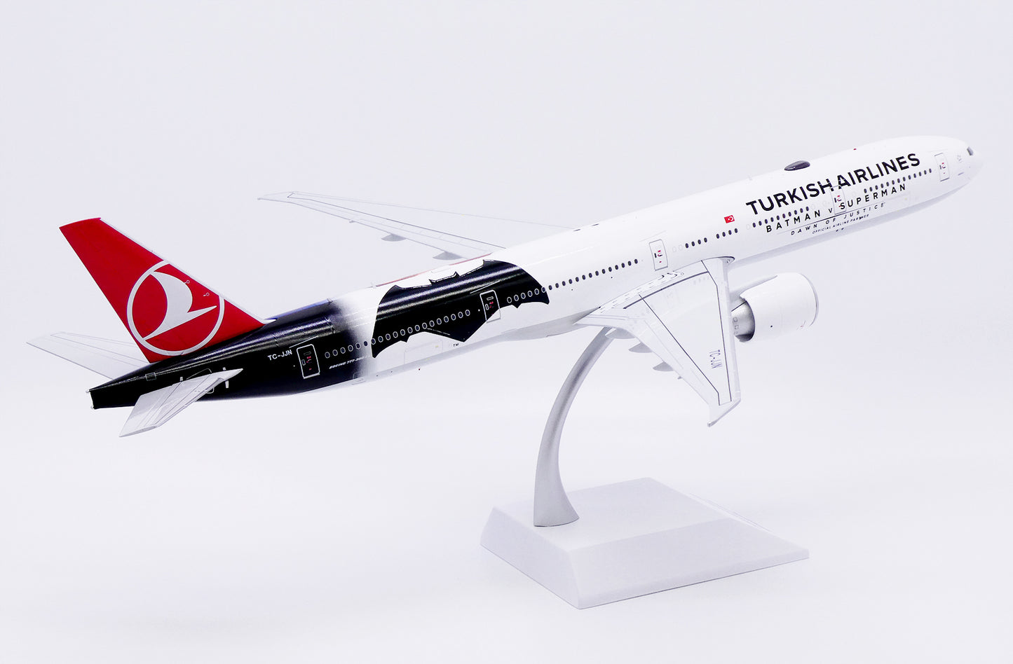 JC WINGS B777-300ER TURKISH AIRLINES "BATMAN V SUPERMAN" REG: TC-JJN