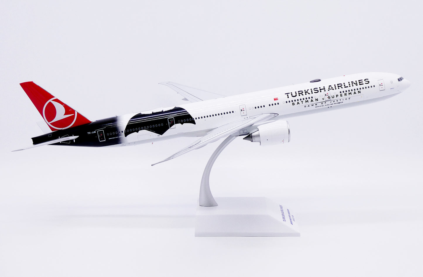 JC WINGS B777-300ER TURKISH AIRLINES "BATMAN V SUPERMAN" REG: TC-JJN