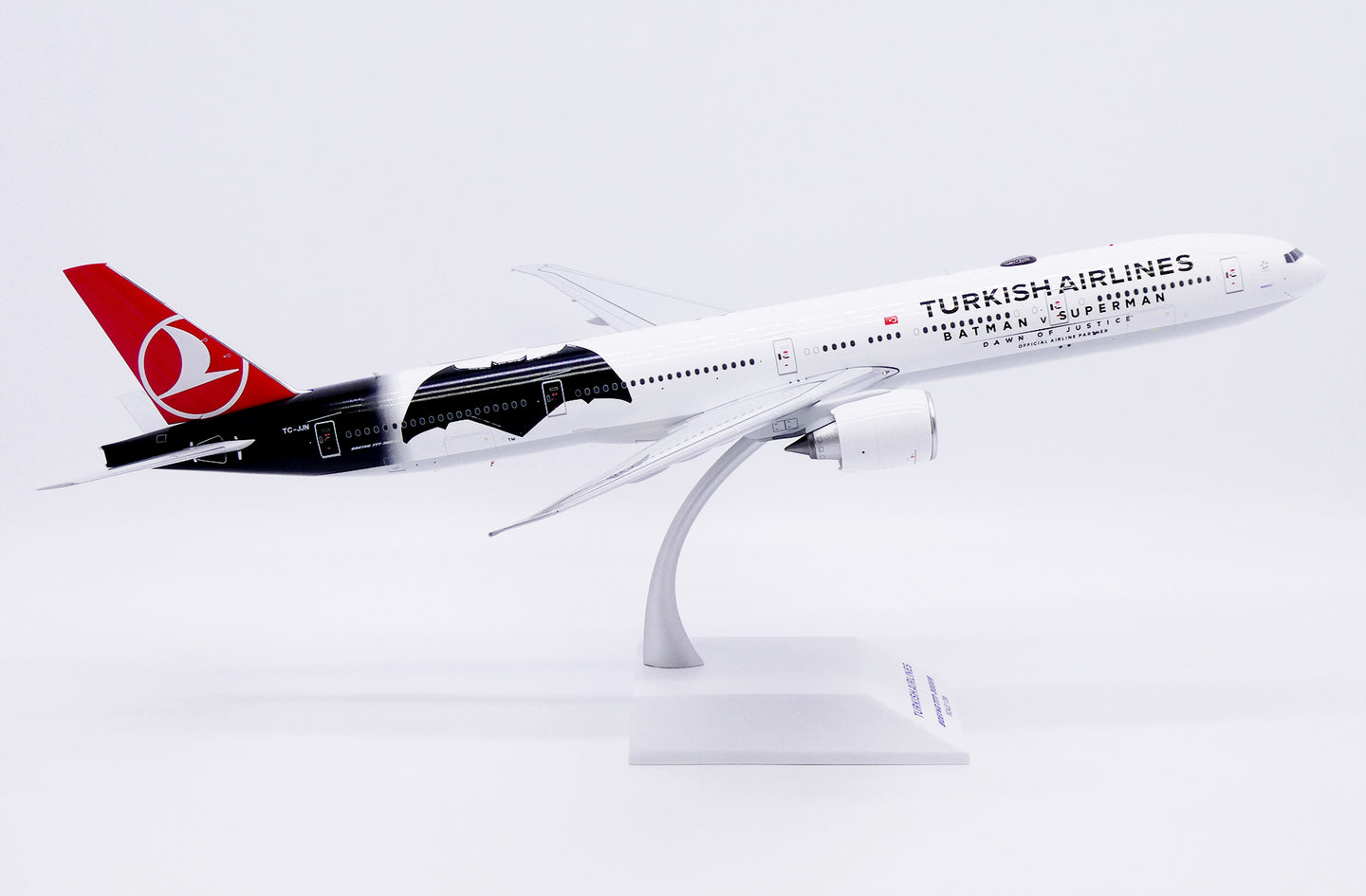 JC WINGS B777-300ER TURKISH AIRLINES "BATMAN V SUPERMAN" REG: TC-JJN
