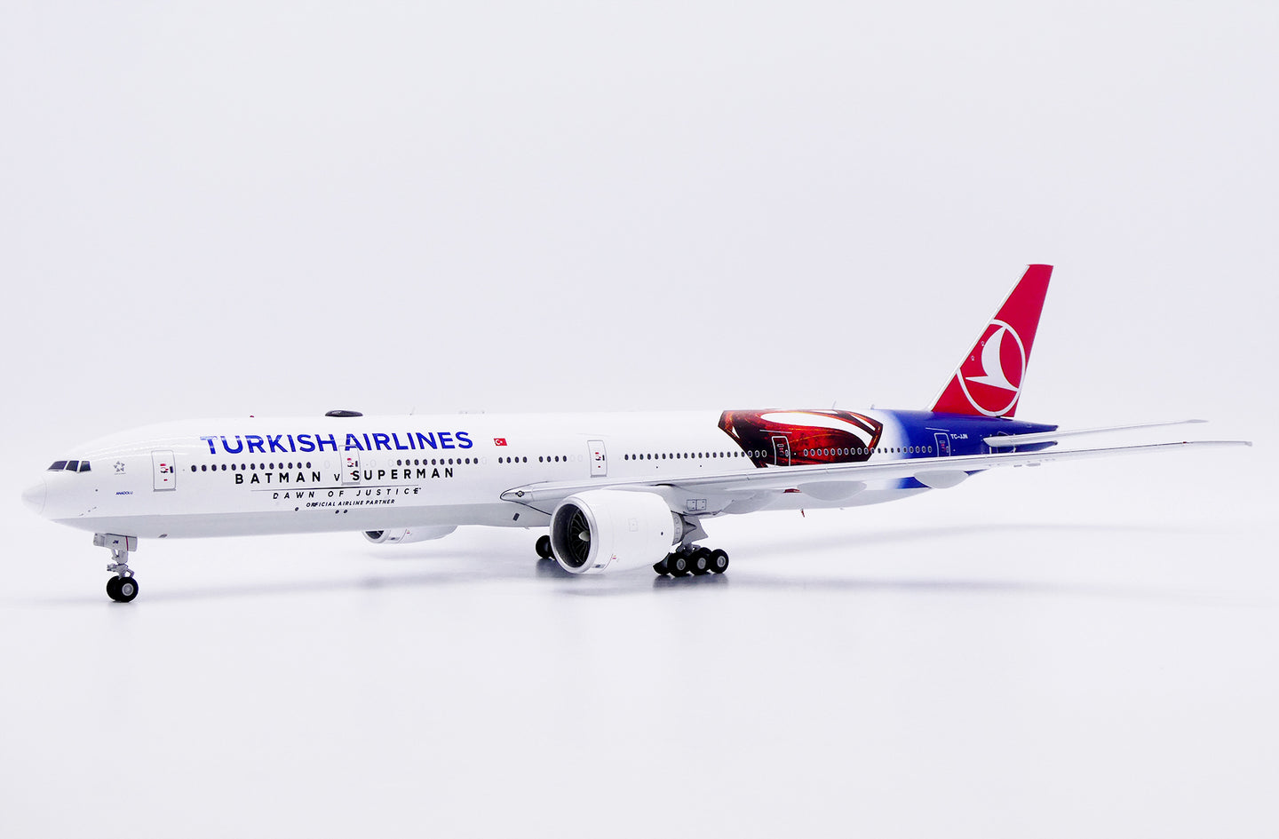 JC WINGS B777-300ER TURKISH AIRLINES "BATMAN V SUPERMAN" REG: TC-JJN