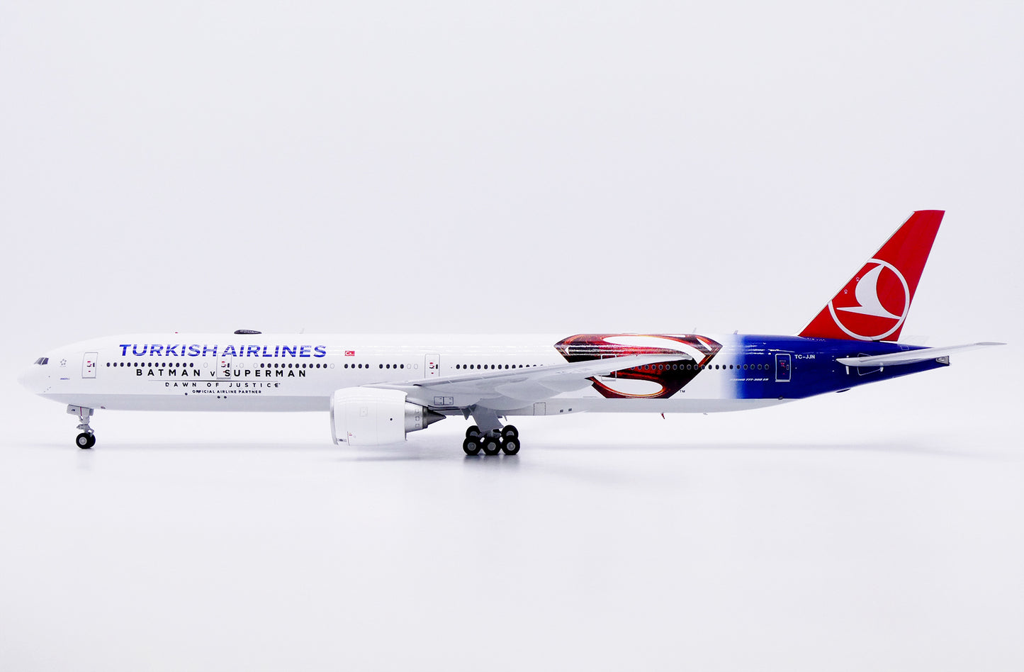 JC WINGS B777-300ER TURKISH AIRLINES "BATMAN V SUPERMAN" REG: TC-JJN