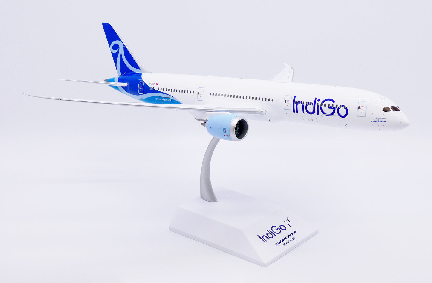 JC WINGS B787-9 DREAMLINER INDIGO (NORSE ATLANTIC AIRWAYS) REG: LN-FNC WITH STAND