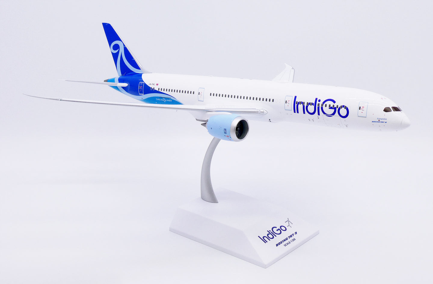JC WINGS B787-9 DREAMLINER INDIGO (NORSE ATLANTIC AIRWAYS) REG: LN-FNC WITH STAND