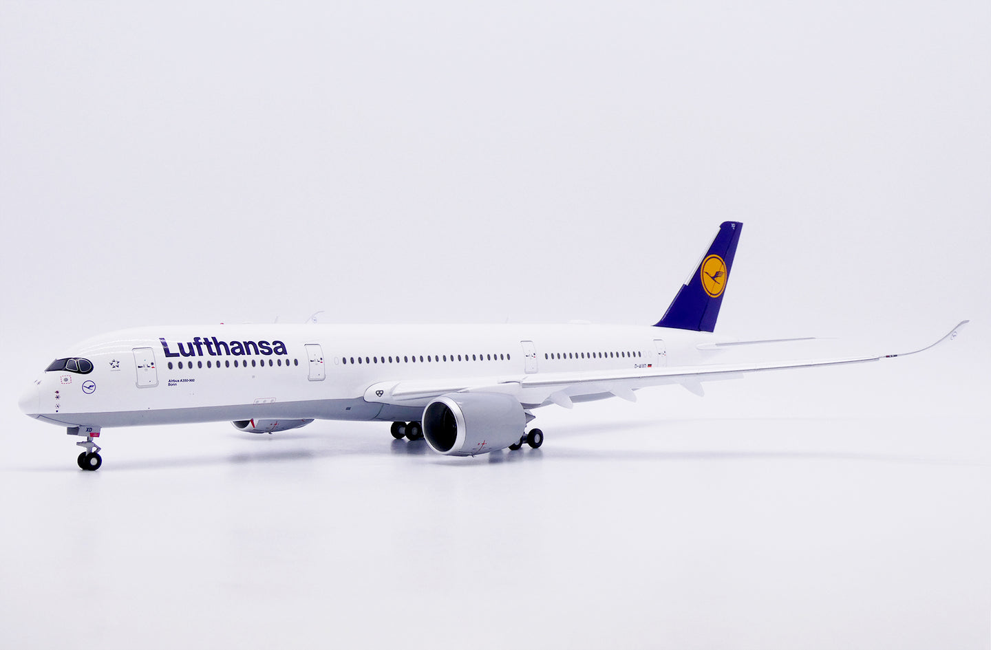 JC WINGS A350-900XWB LUFTHANSA (FLAPS DOWN) REG: D-AIXD