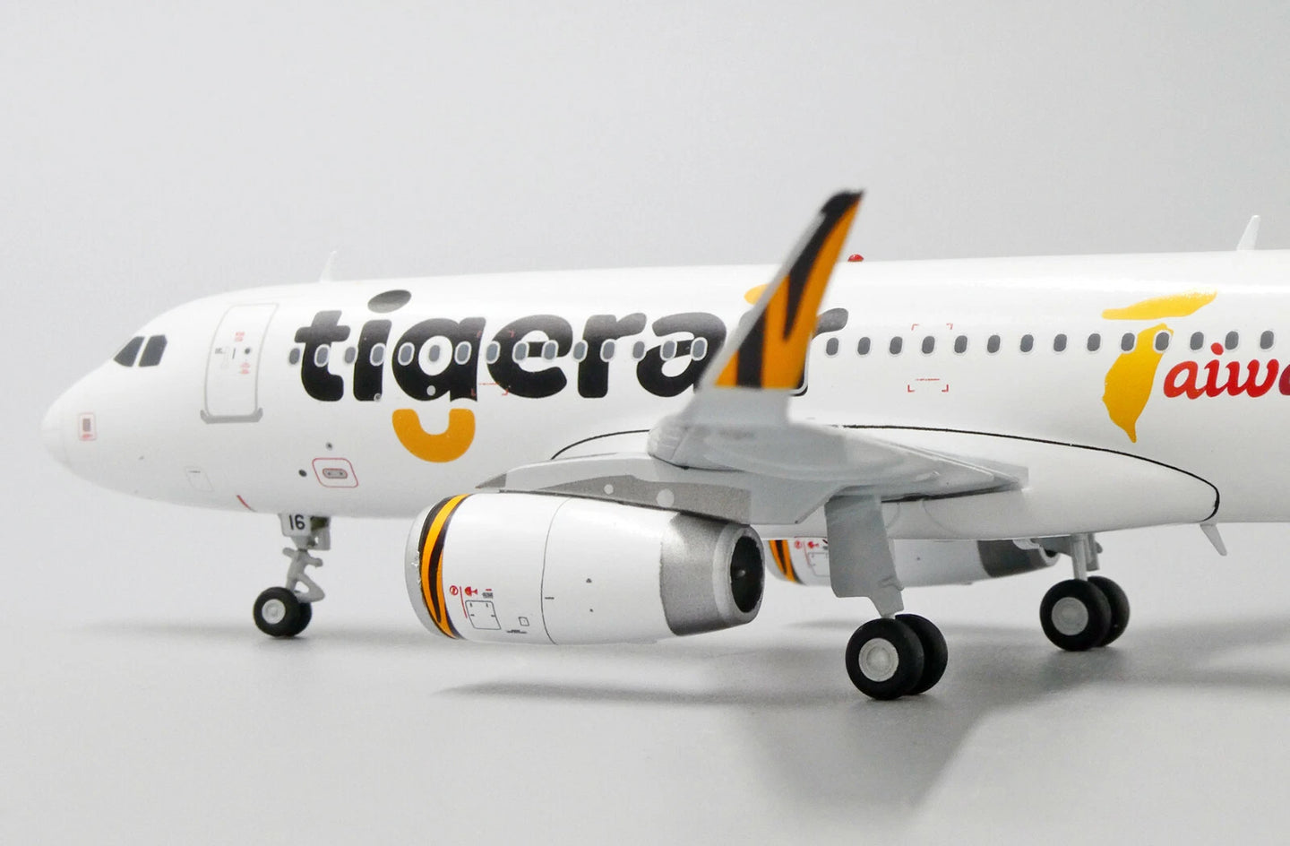JCWINGS TIGERAIR TAIWAN AIRBUS A320 REG: B-50016
