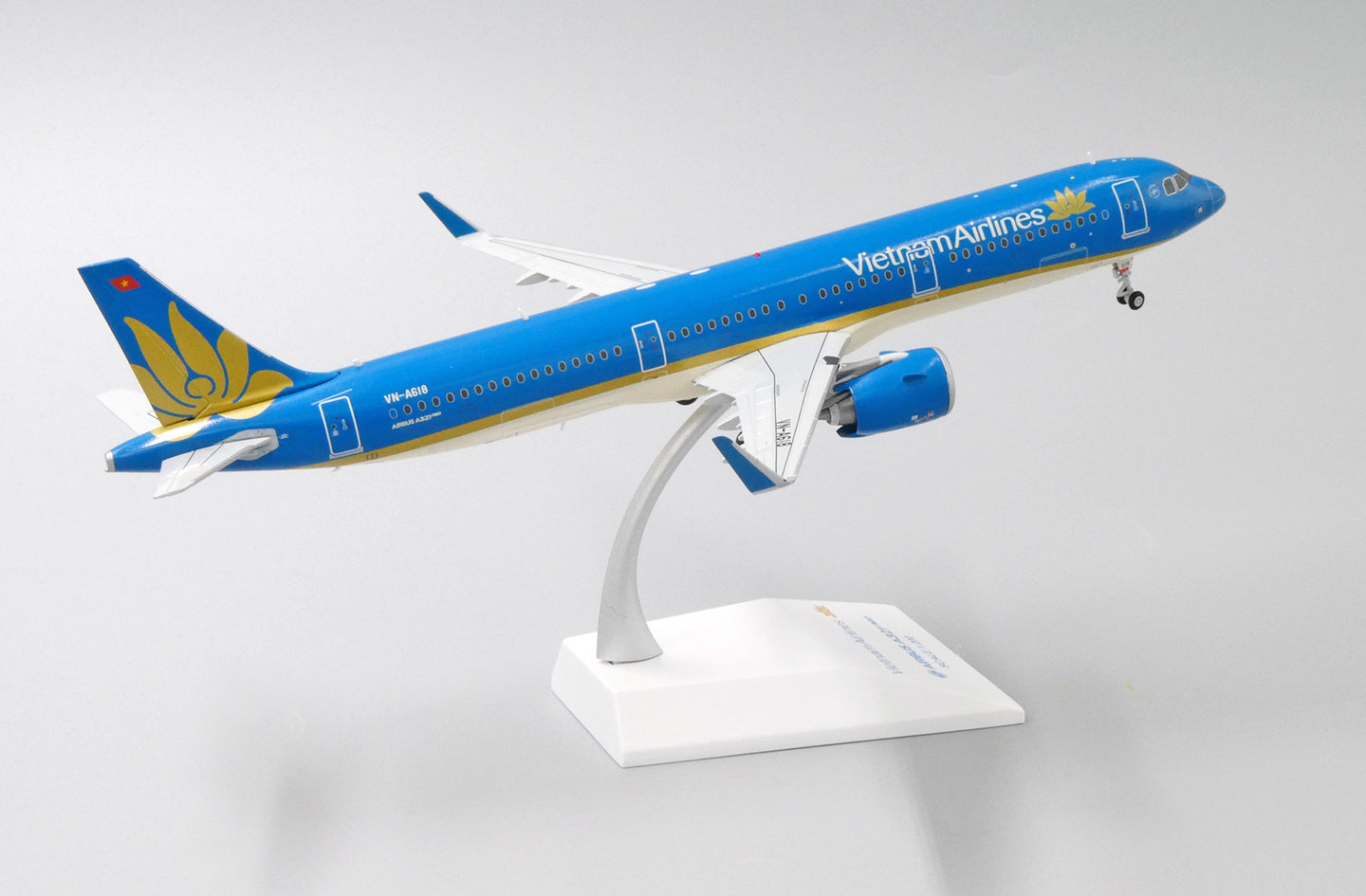 JCWINGS A321NEO VIETNAM AIRLINES REG: VN-A618