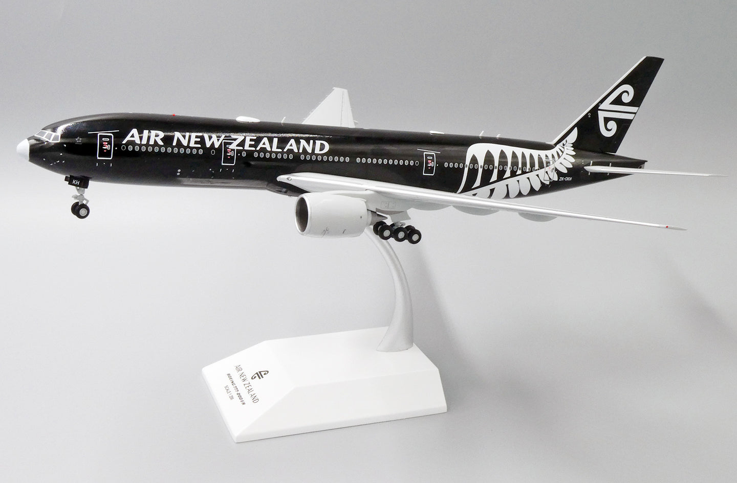 JC WINGS B777-200ER AIR NEW ZEALAND "ALL BLACKS WITH WHITE NOSE" REG: ZK-OKH