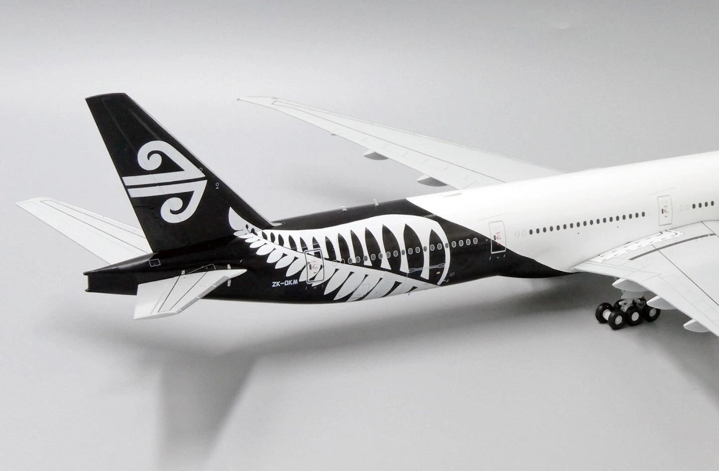 JCWING  B777-300ER AIR NEW ZEALAND REG: ZK-OKM