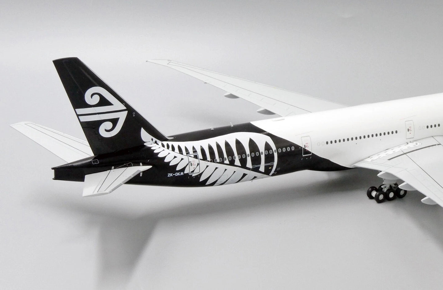 JCWING  B777-300ER AIR NEW ZEALAND REG: ZK-OKM
