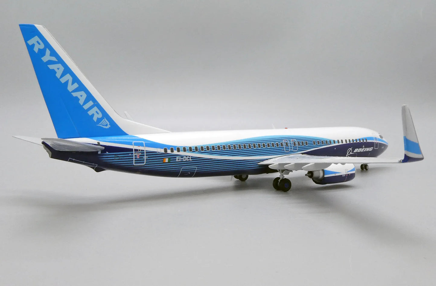 JC WINGS B737-800 RYANAIR "DREAMLINER COLOURS" REG: EI-DCL