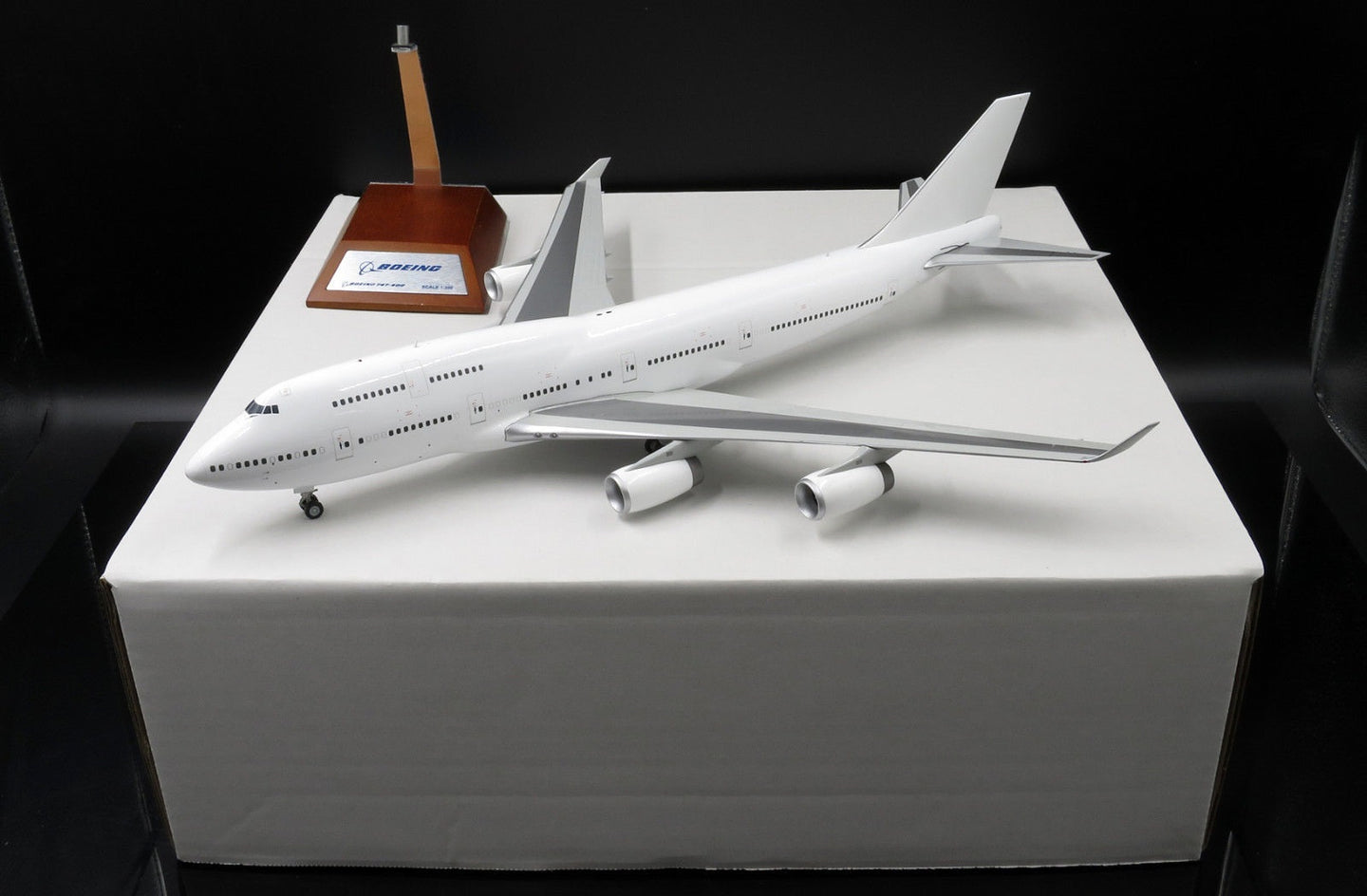 JC WINGS B747-400 BLANK (ROLLS-ROYCE) WITH STAND