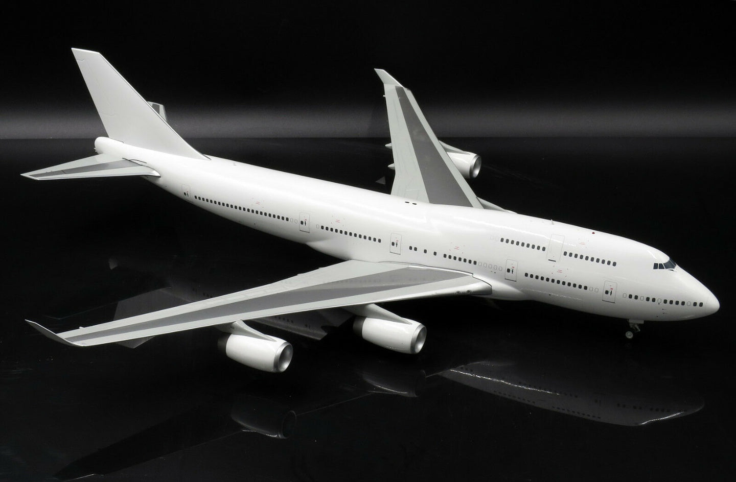 JC WINGS B747-400 BLANK (ROLLS-ROYCE) WITH STAND