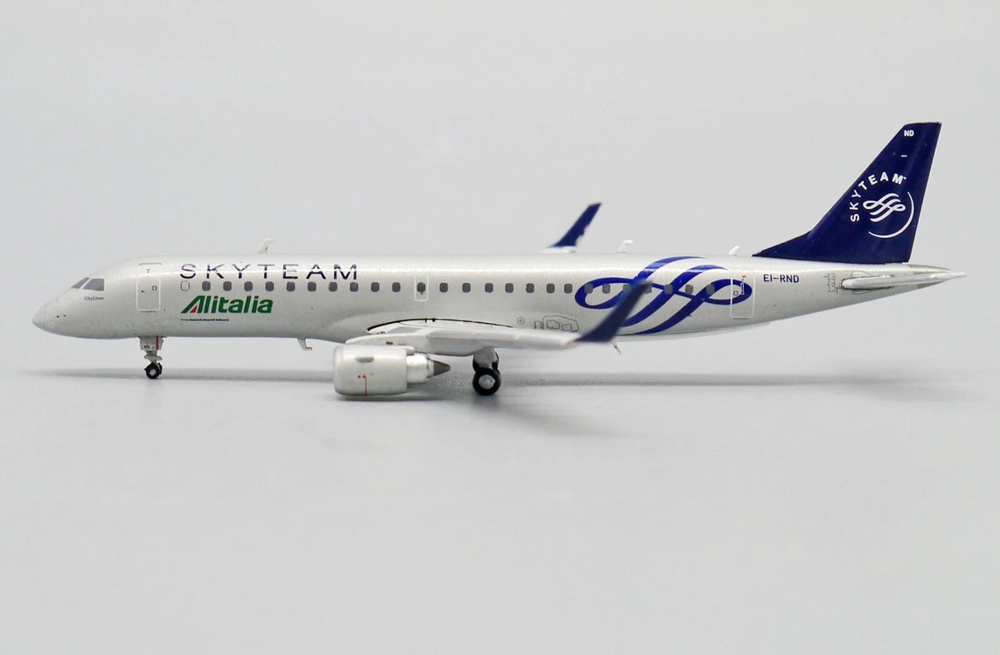 JC WINGS ERJ-190STD ALITALIA CITYLINER "SKYTEAM" REG: EI-RND