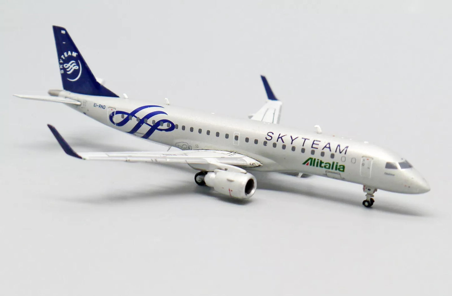 JC WINGS ERJ-190STD ALITALIA CITYLINER "SKYTEAM" REG: EI-RND