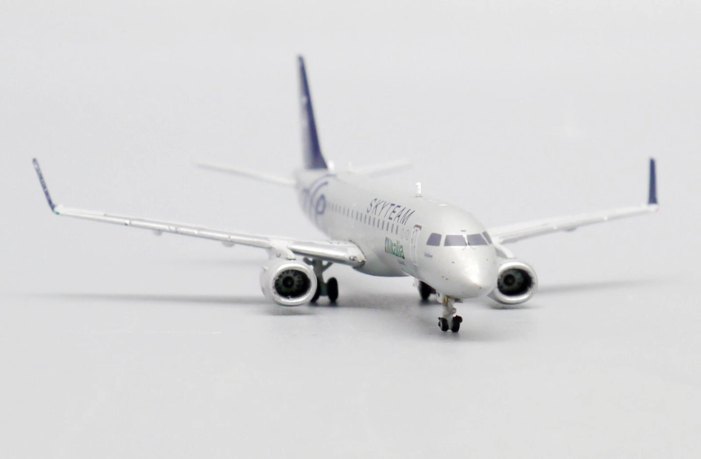 JC WINGS ERJ-190STD ALITALIA CITYLINER "SKYTEAM" REG: EI-RND