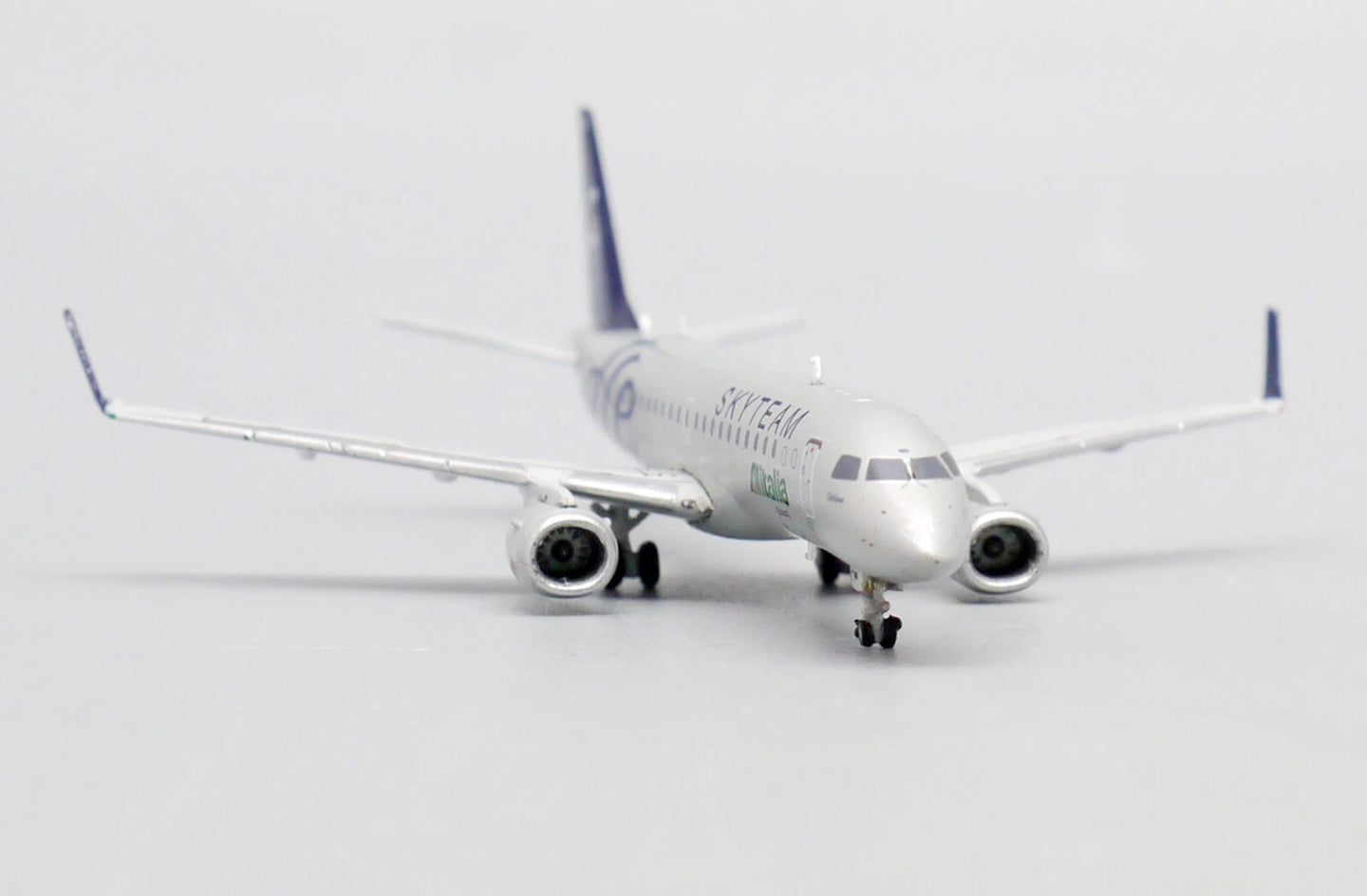 JC WINGS ERJ-190STD ALITALIA CITYLINER "SKYTEAM" REG: EI-RND