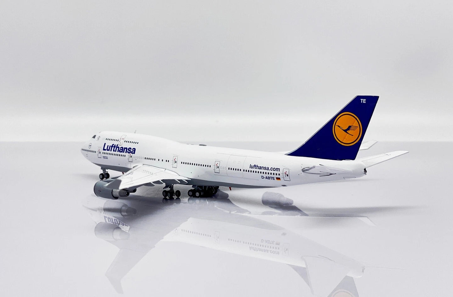 JC WINGS B747-400 LUFTHANSA REG: D-ABTE + LIMITED EDITION AVIATIONTAG