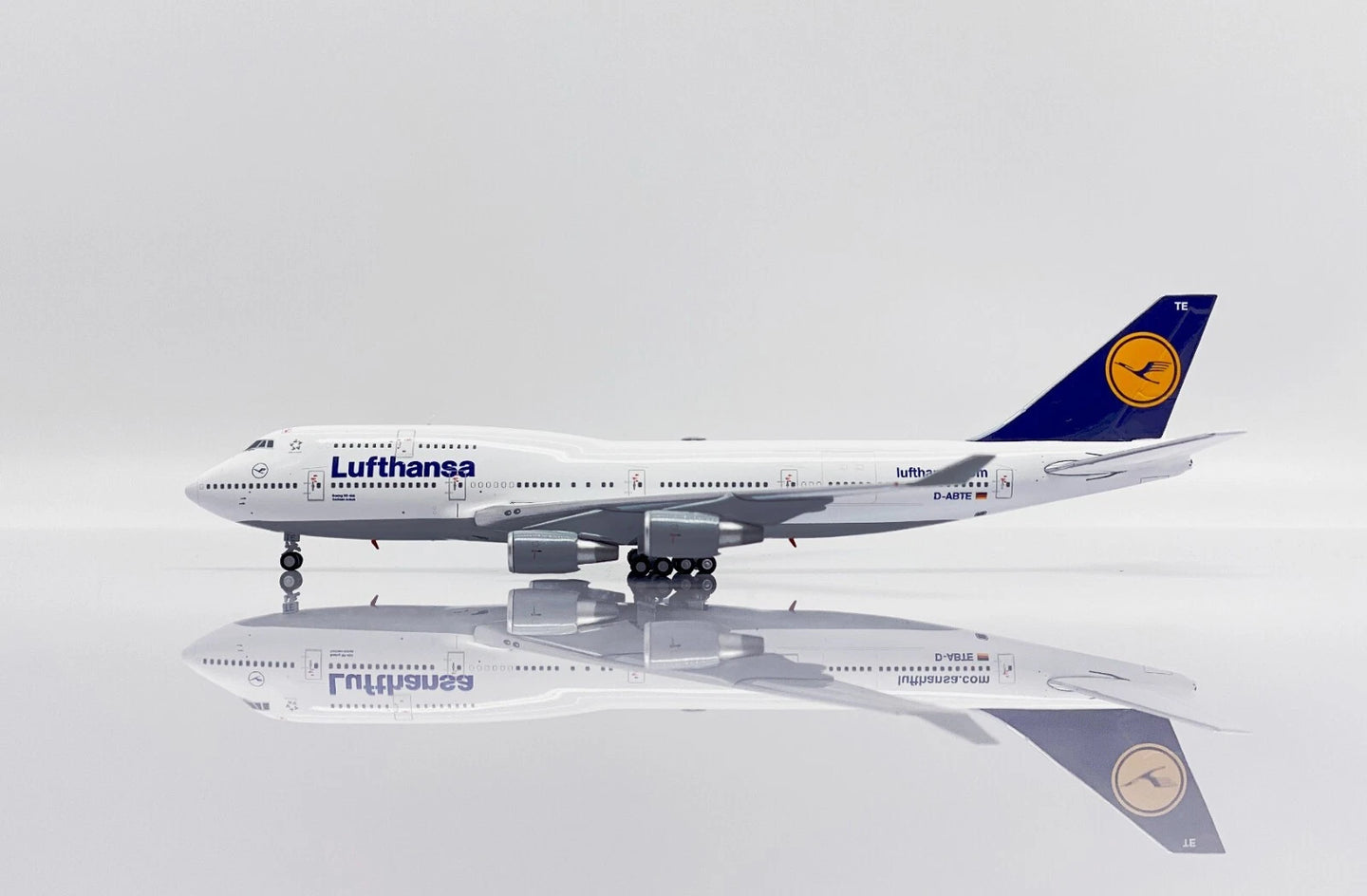 JC WINGS B747-400 LUFTHANSA REG: D-ABTE + LIMITED EDITION AVIATIONTAG