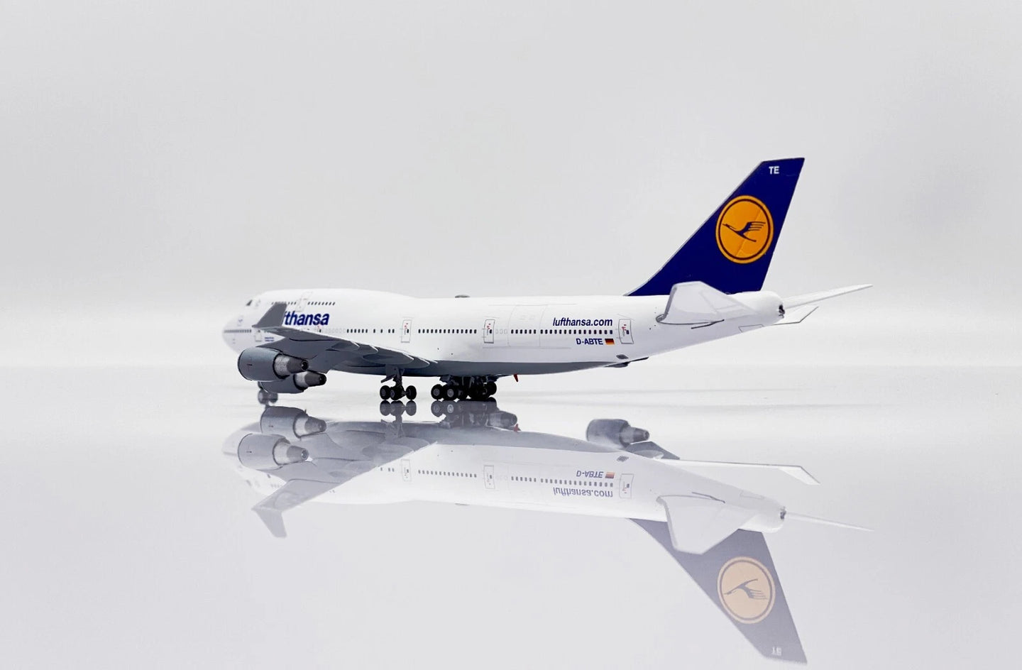 JC WINGS B747-400 LUFTHANSA REG: D-ABTE + LIMITED EDITION AVIATIONTAG