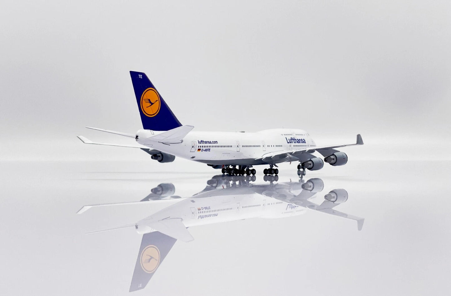 JC WINGS B747-400 LUFTHANSA REG: D-ABTE + LIMITED EDITION AVIATIONTAG