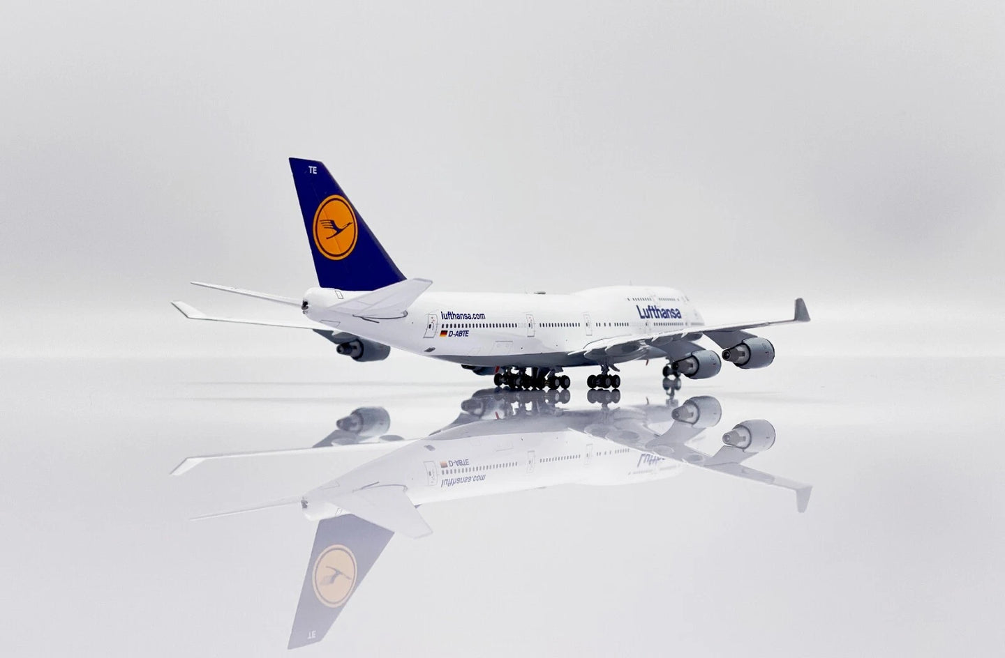 JC WINGS B747-400 LUFTHANSA REG: D-ABTE + LIMITED EDITION AVIATIONTAG