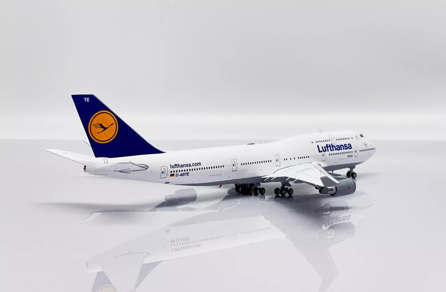JC WINGS B747-400 LUFTHANSA REG: D-ABTE + LIMITED EDITION AVIATIONTAG