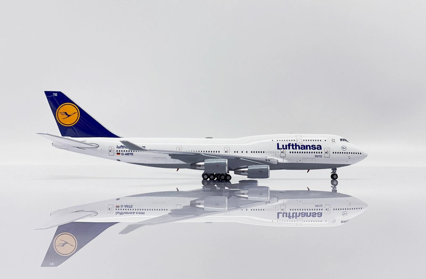 JC WINGS B747-400 LUFTHANSA REG: D-ABTE + LIMITED EDITION AVIATIONTAG