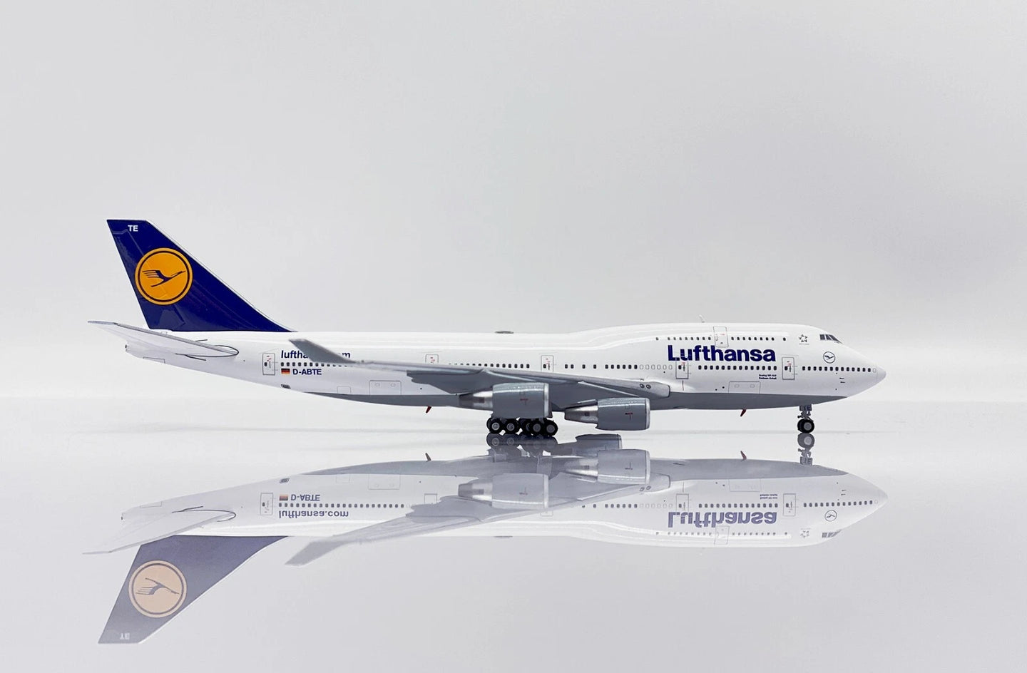 JC WINGS B747-400 LUFTHANSA REG: D-ABTE + LIMITED EDITION AVIATIONTAG