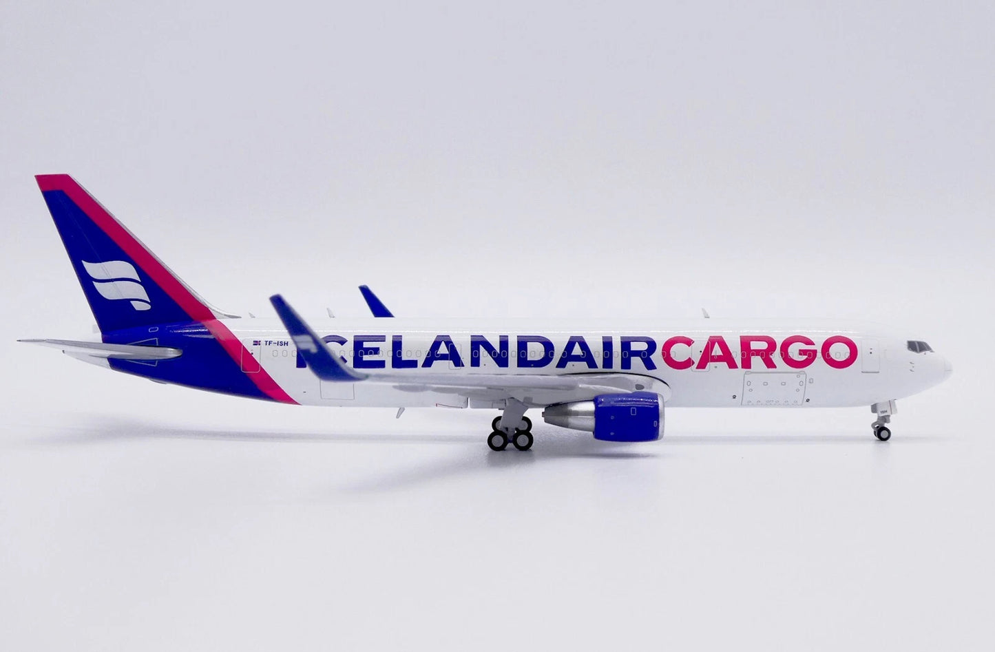 JC WINGS B767-300ER(BCF) ICELANDAIR CARGO REG: TF-ISH