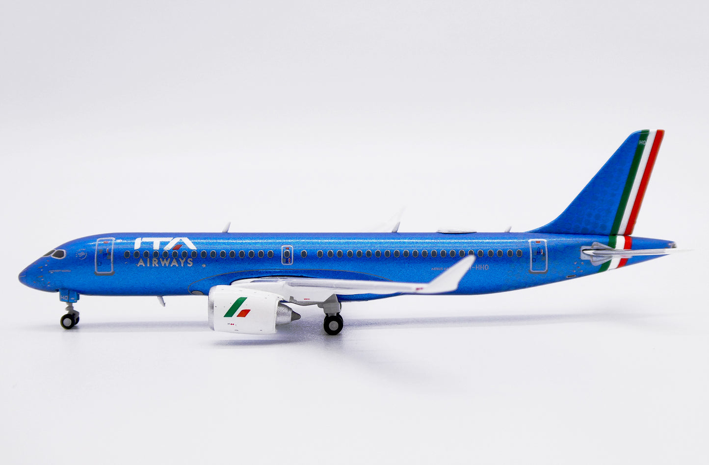 JC WINGS A220-300 ITA AIRWAYS REG: EI-HHO