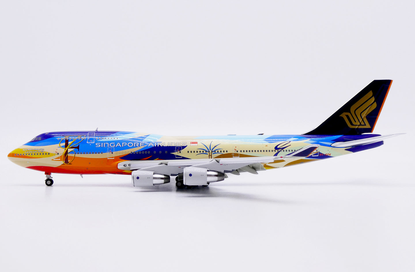 JC WINGS B747-400 SINGAPORE AIRLINES "TROPICAL" (FLAPS DOWN ) REG: 9V-SPK