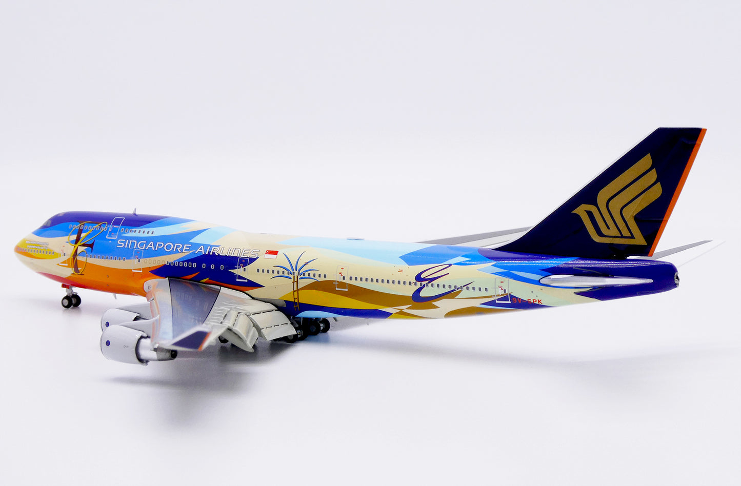 JC WINGS B747-400 SINGAPORE AIRLINES "TROPICAL" (FLAPS DOWN ) REG: 9V-SPK