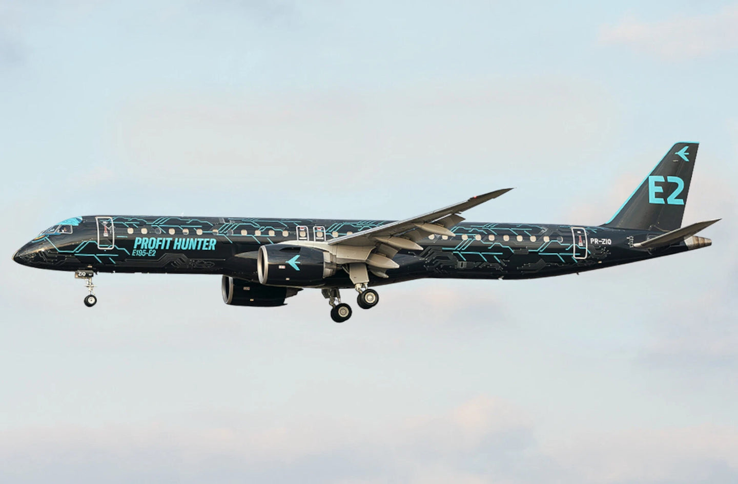 JC WINGS E195-E2 HOUSE COLOUR "PROFIT HUNTER" REG: PR-ZIQ