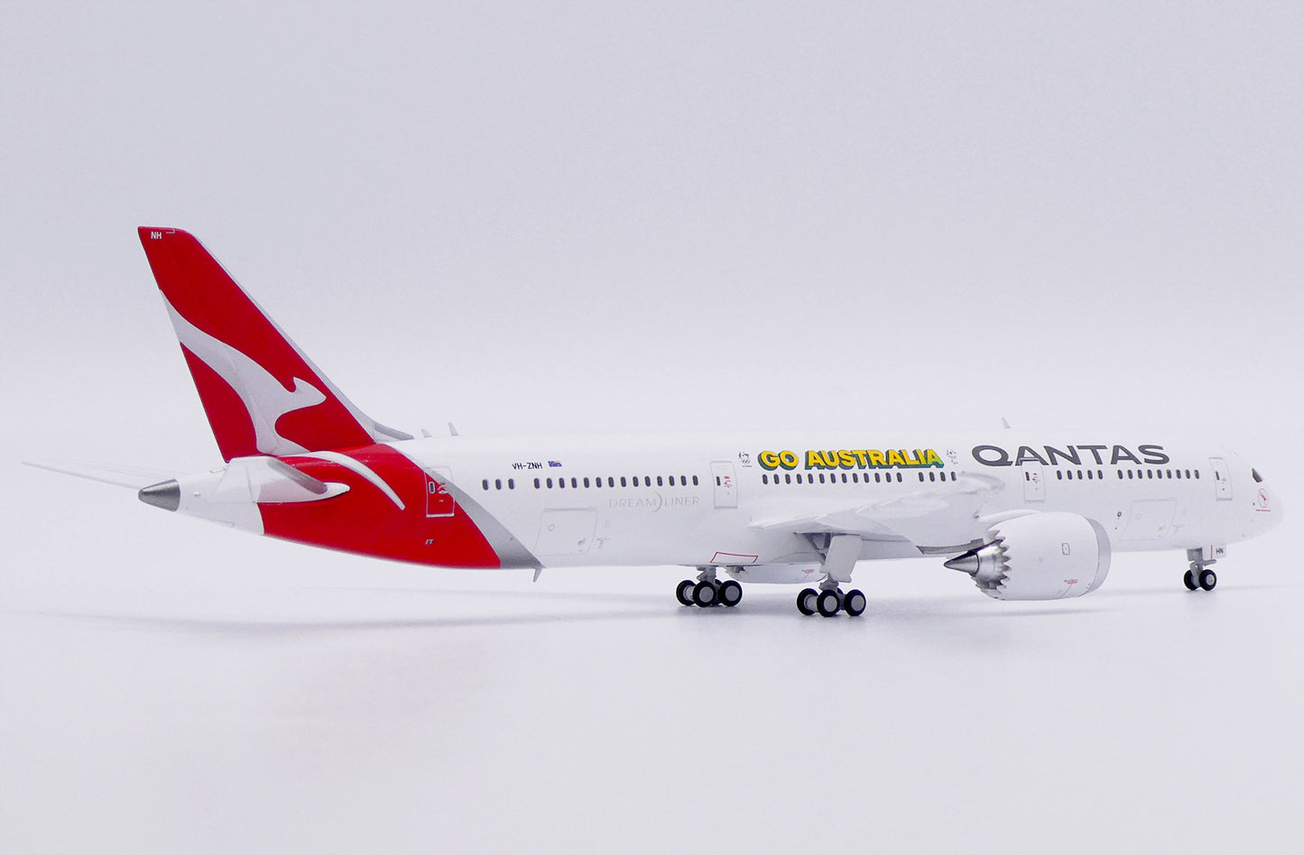 JC WINGS  B787-9 QANTAS DREAMLINER REG: VH-ZNH