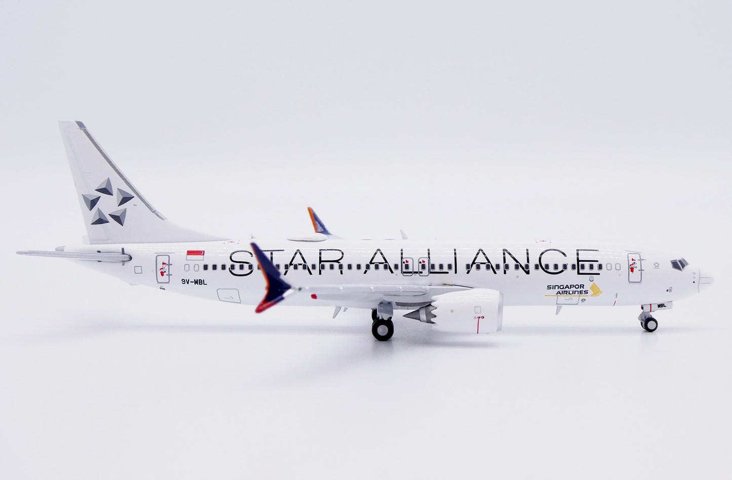 JC WINGS B737 MAX 8 SINGAPORE AIRLINES "STAR ALLIANCE" REG: 9V-MBL