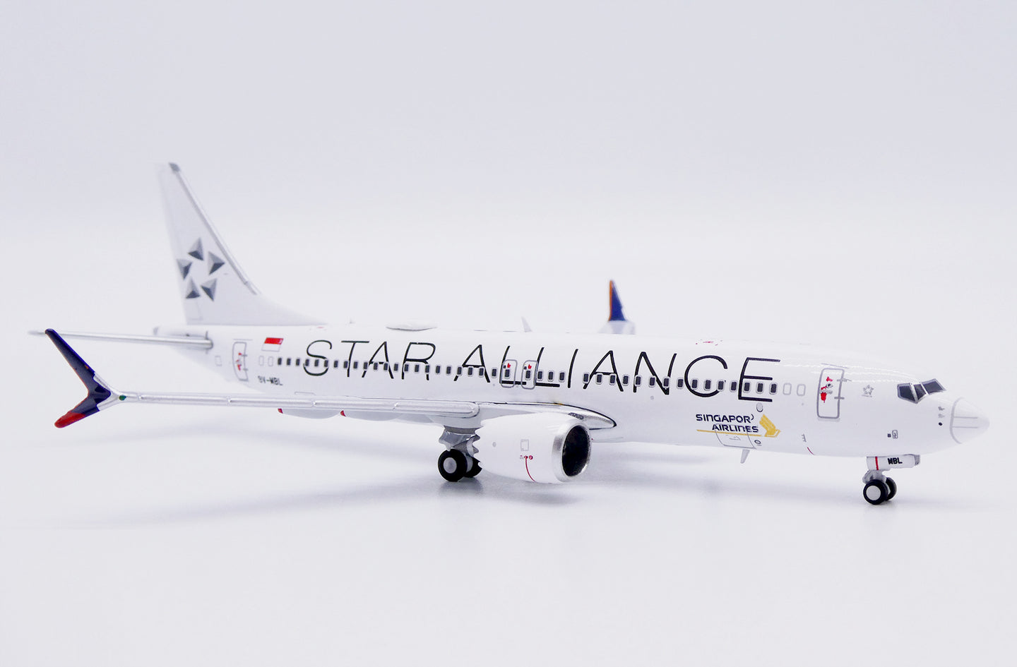 JC WINGS B737 MAX 8 SINGAPORE AIRLINES "STAR ALLIANCE" REG: 9V-MBL