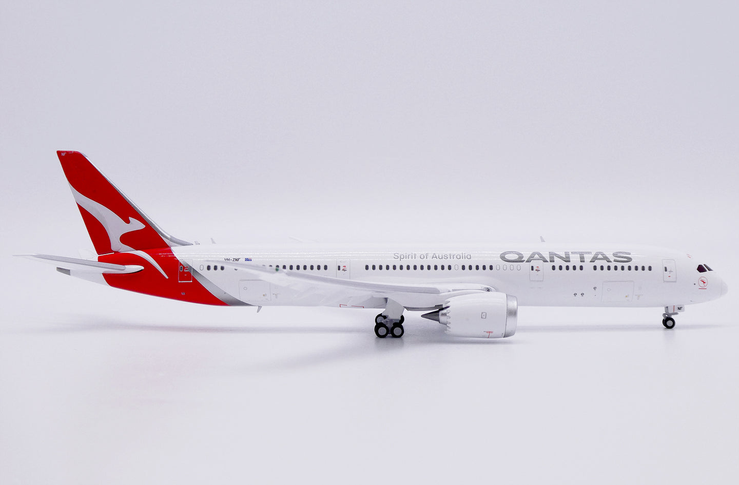 JC WINGS B787-9 DREAMLINER QANTAS REG: VH-ZNF (FLAPS DOWN)