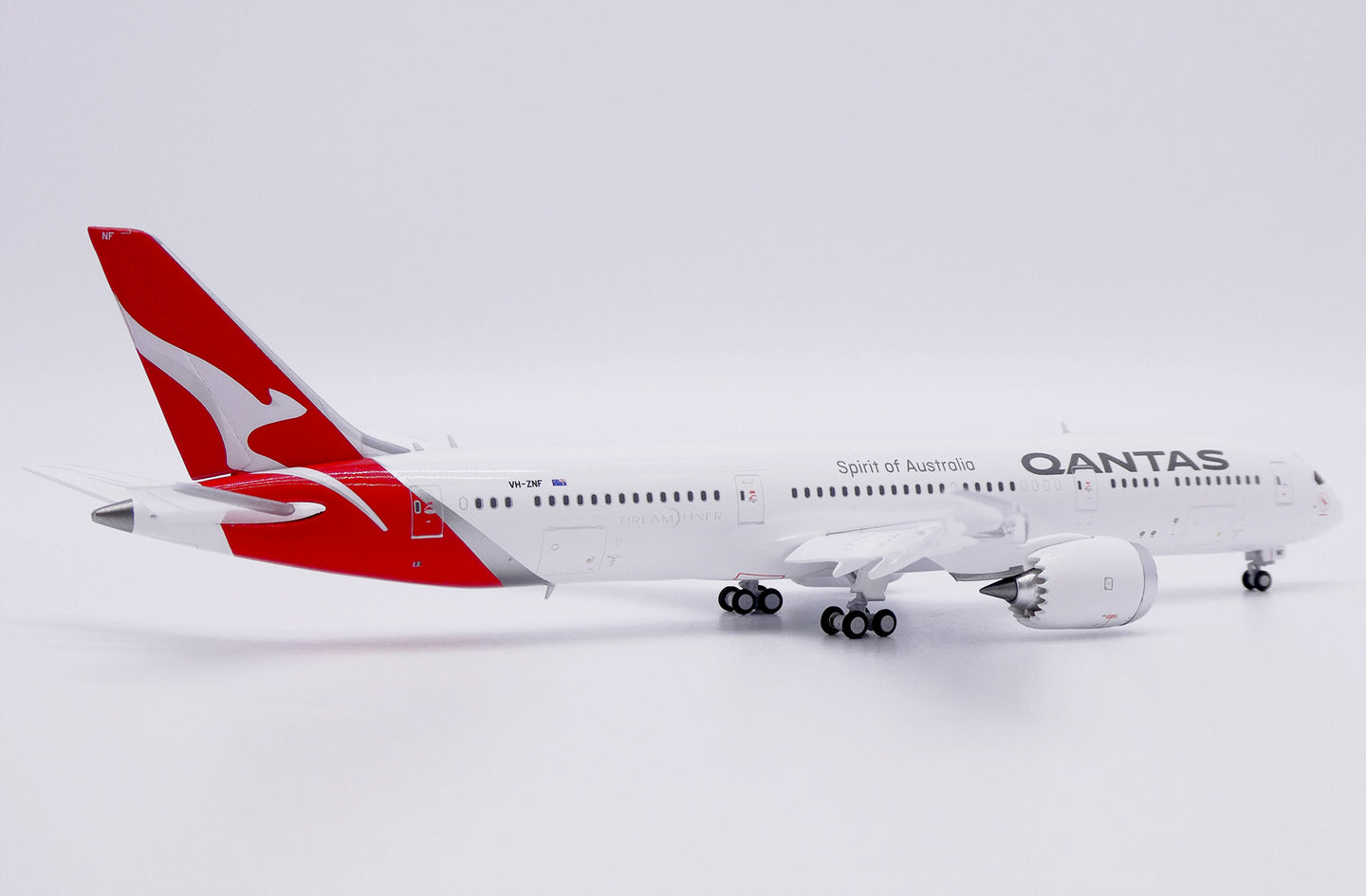 JC WINGS B787-9 DREAMLINER QANTAS REG: VH-ZNF (FLAPS DOWN)