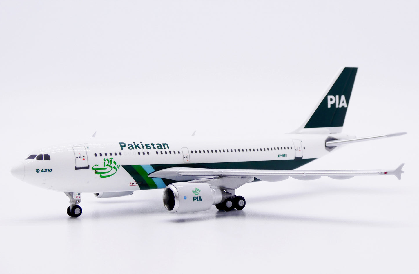 JC WINGS A310-300 PAKISTAN INTERNATIONAL (PIA) REG: AP-BEU