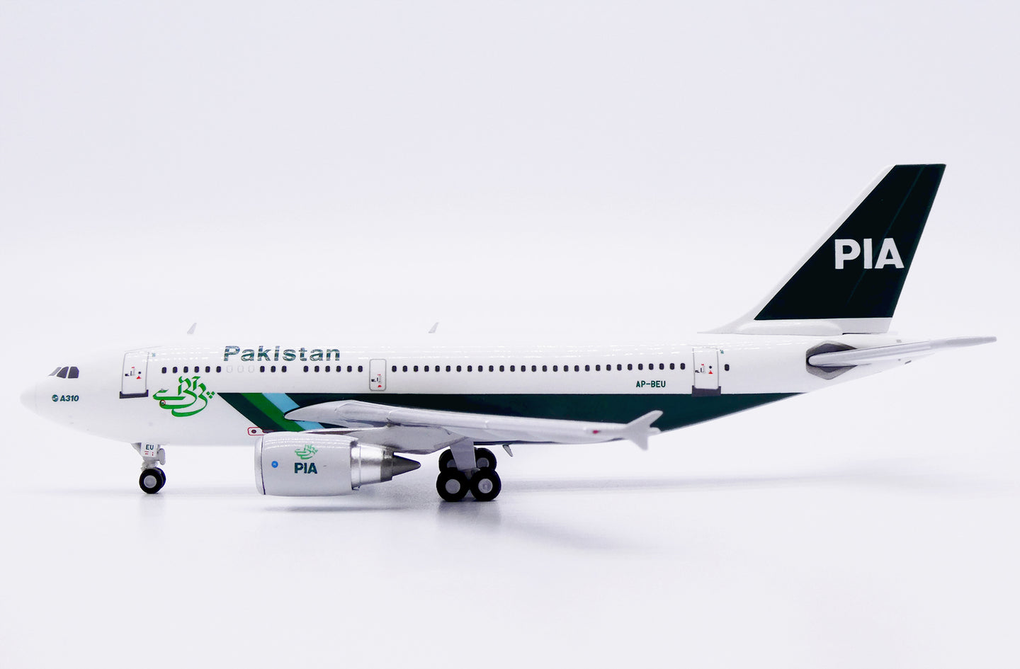 JC WINGS A310-300 PAKISTAN INTERNATIONAL (PIA) REG: AP-BEU