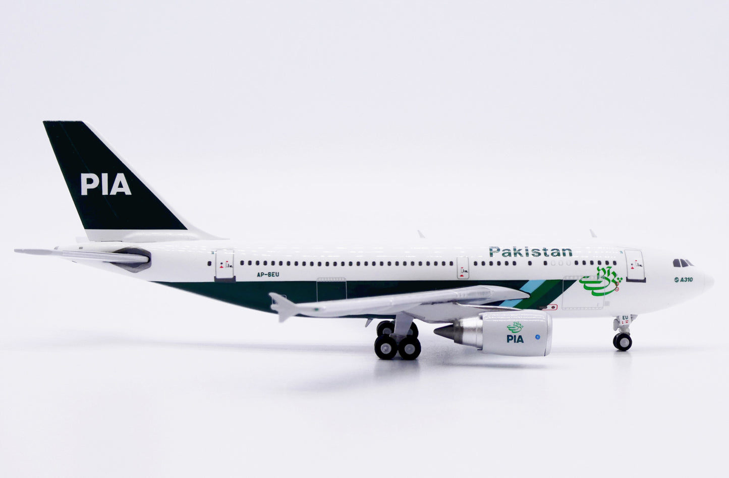 JC WINGS A310-300 PAKISTAN INTERNATIONAL (PIA) REG: AP-BEU