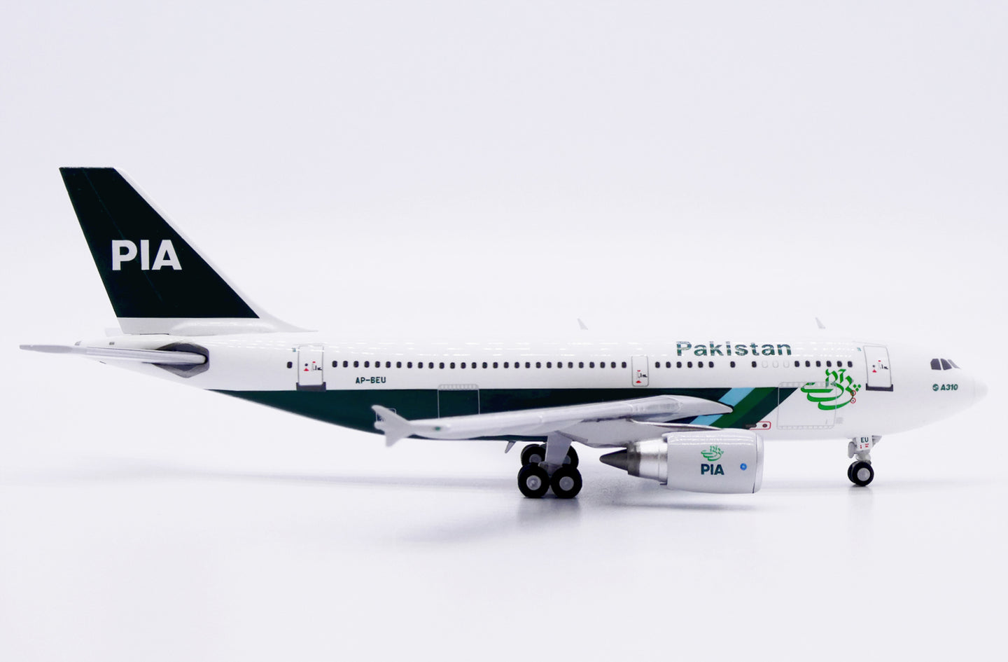 JC WINGS A310-300 PAKISTAN INTERNATIONAL (PIA) REG: AP-BEU
