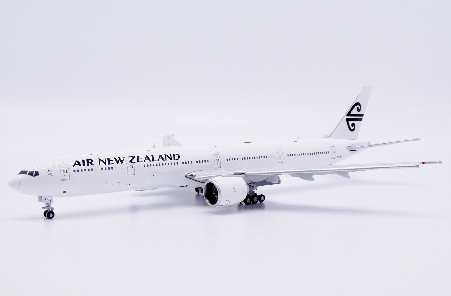JC WINGS B777-300ER AIR NEW ZEALAND "ALL WHITE" (FLAPS DOWN) REG: ZK-OKU