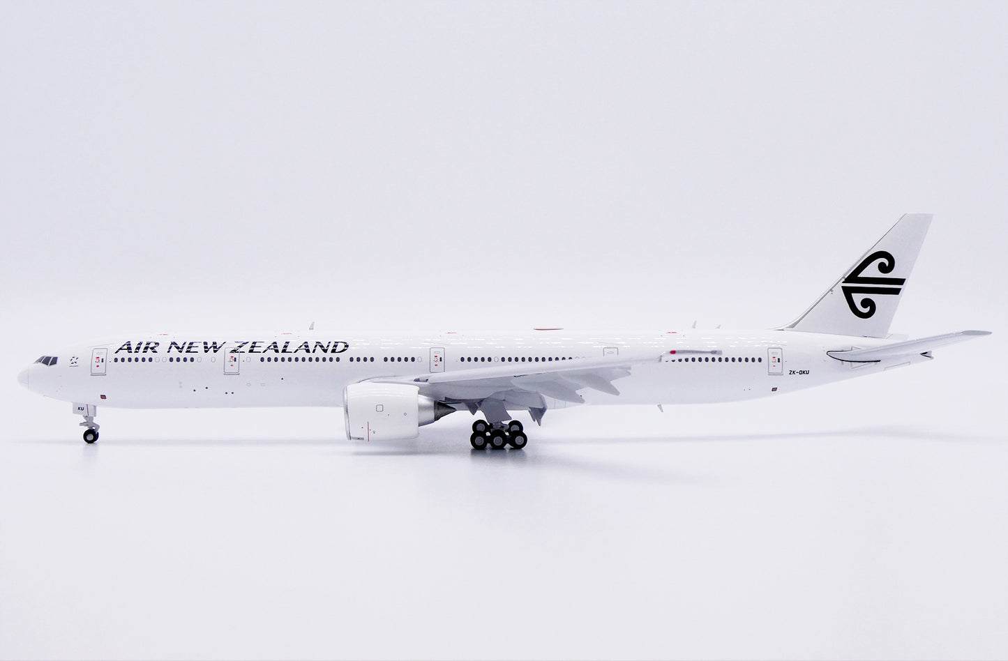 JC WINGS B777-300ER AIR NEW ZEALAND "ALL WHITE" (FLAPS DOWN) REG: ZK-OKU