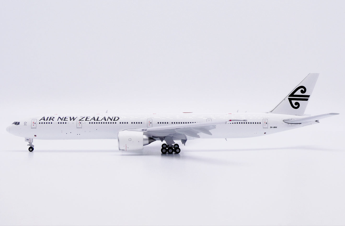 JC WINGS B777-300ER AIR NEW ZEALAND "ALL WHITE" (FLAPS DOWN) REG: ZK-OKU
