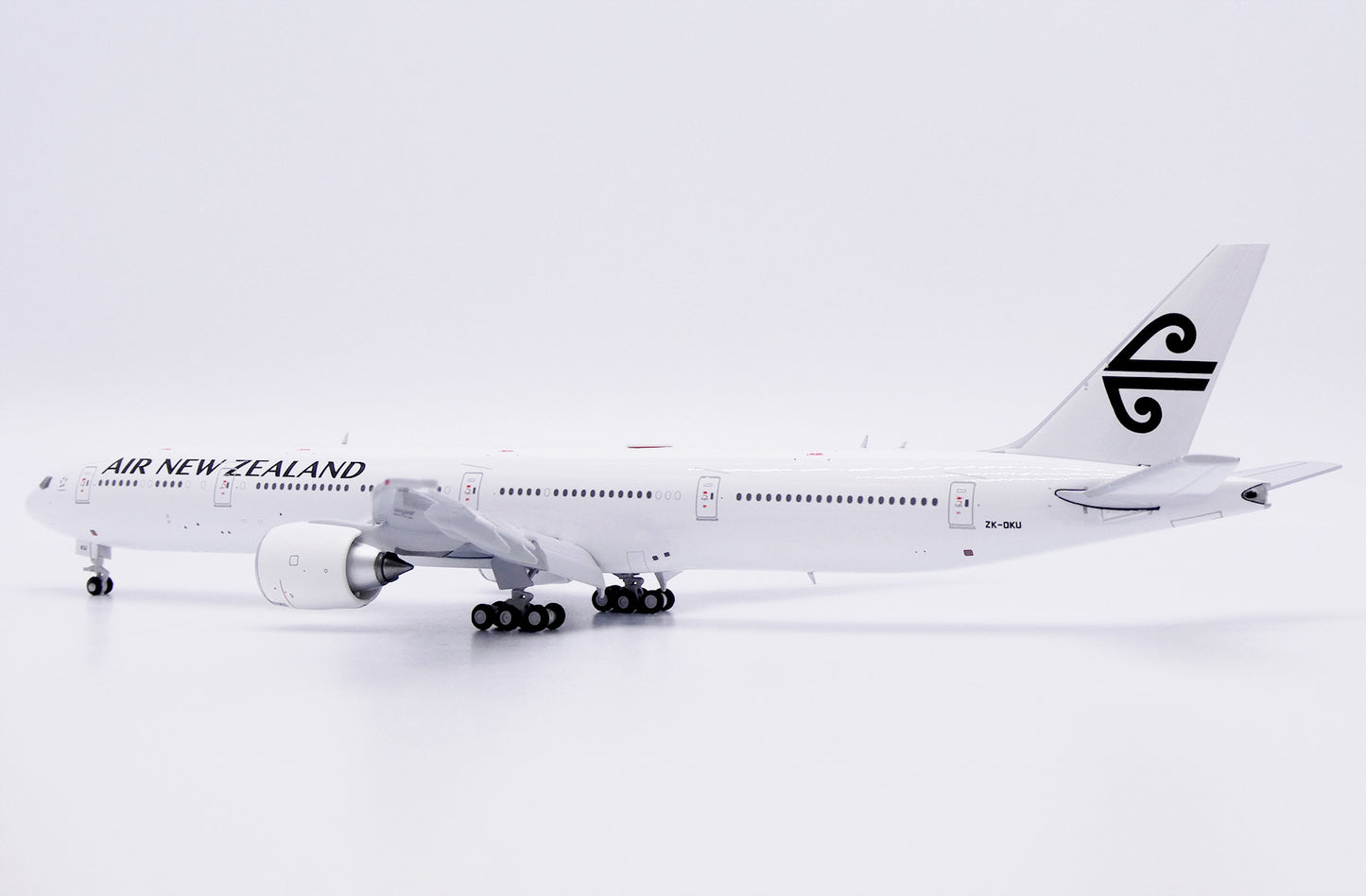 JC WINGS B777-300ER AIR NEW ZEALAND "ALL WHITE" (FLAPS DOWN) REG: ZK-OKU