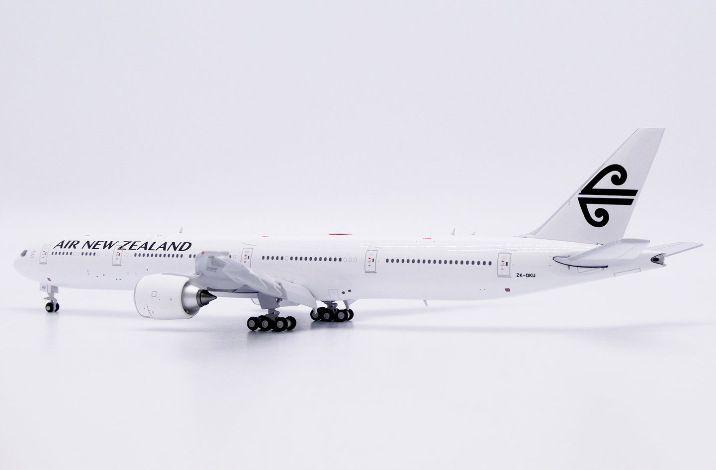 JC WINGS B777-300ER AIR NEW ZEALAND "ALL WHITE" (FLAPS DOWN) REG: ZK-OKU