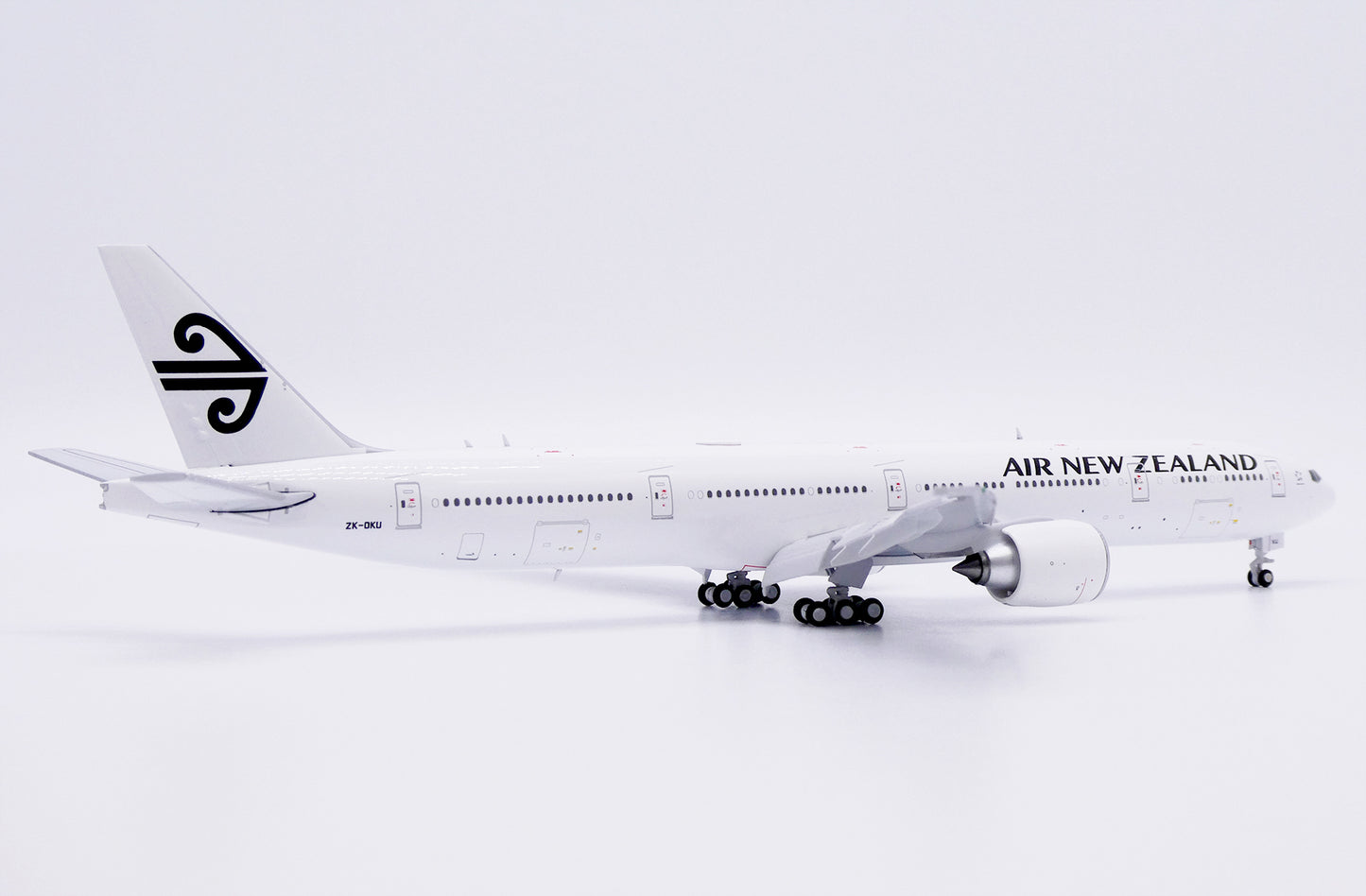 JC WINGS B777-300ER AIR NEW ZEALAND "ALL WHITE" (FLAPS DOWN) REG: ZK-OKU