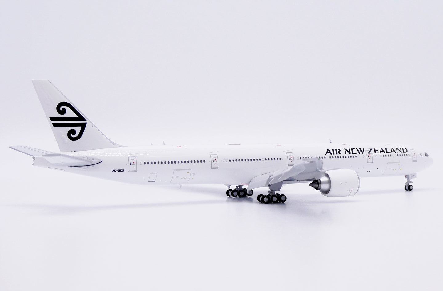 JC WINGS B777-300ER AIR NEW ZEALAND "ALL WHITE" (FLAPS DOWN) REG: ZK-OKU