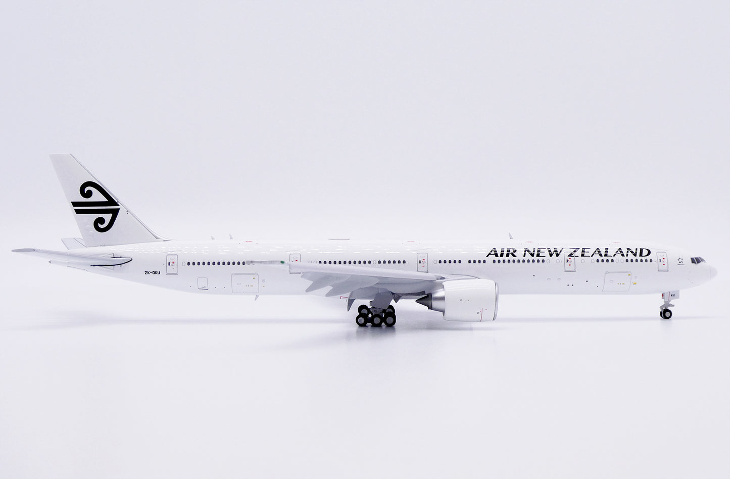 JC WINGS B777-300ER AIR NEW ZEALAND "ALL WHITE" (FLAPS DOWN) REG: ZK-OKU